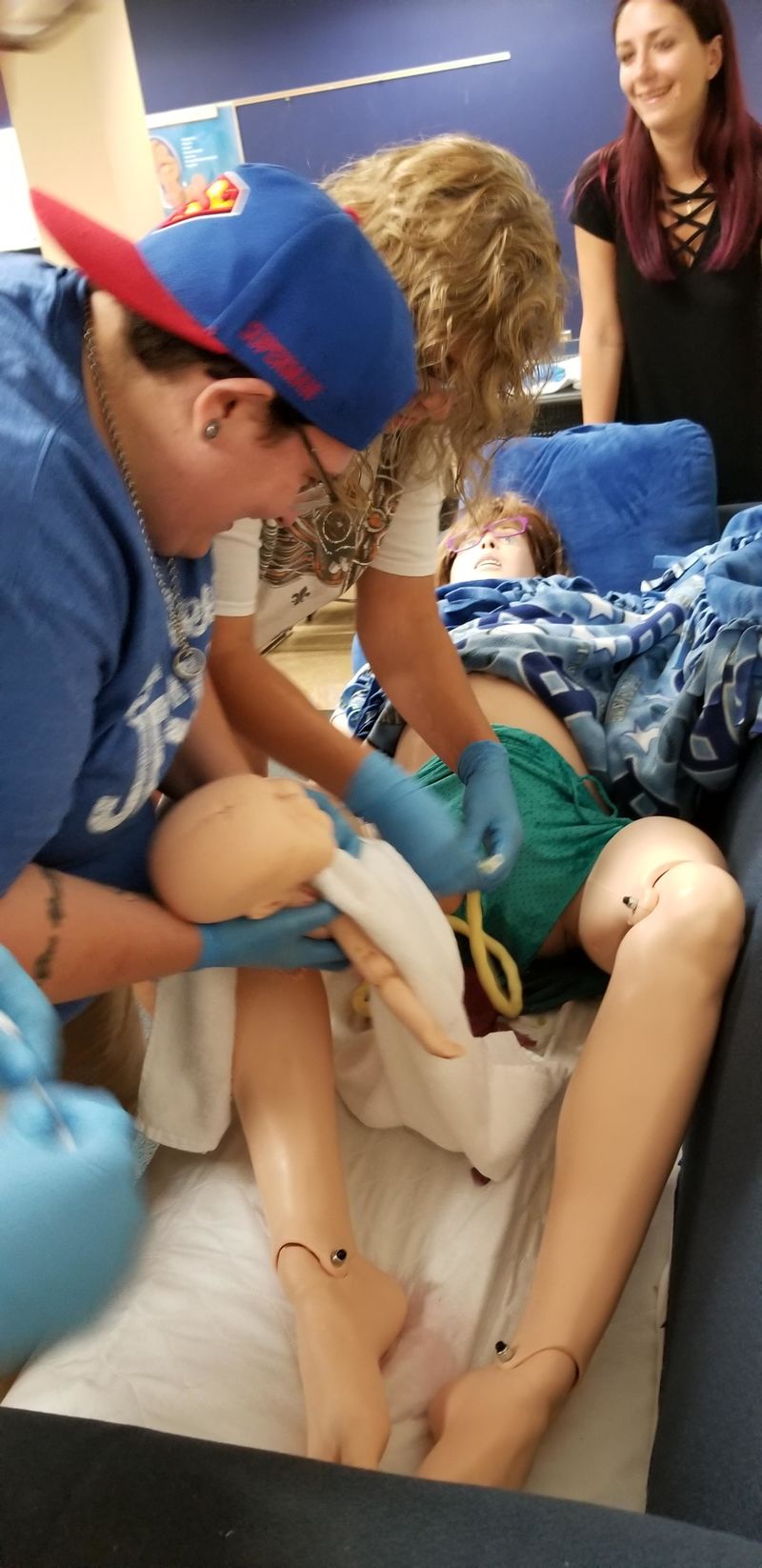 Sim mom delivers baby with lots of help